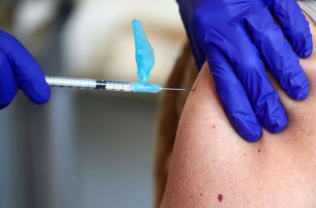 Vaccino, Aifa: “Terza dose per tutti? Si deciderà in base alla curva epidemica”