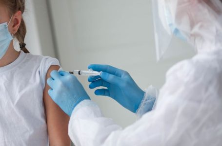 I bambini hanno fino a 16 volte più probabilità di morire di Covid-19 se hanno ricevuto il vaccino Covid secondo l’ultimo rapporto della Health Security Agency del Regno Unito