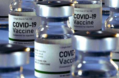 Le case farmaceutiche non hanno avvisato gli Stati e le Agenzie del Farmaco sulla breve durata dei vaccini