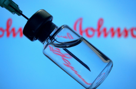 Il vaccino Johnson&Johnson non è più monodose. “Dopo due mesi non protegge quasi più niente”