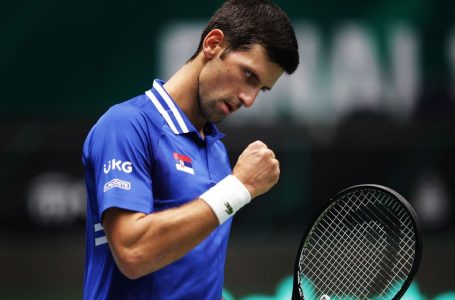 Il padre di Novak Djokovic ha accusato le autorità sportive di “ricattare” suo figlio sul  vaccino Covid per gli Australian Open