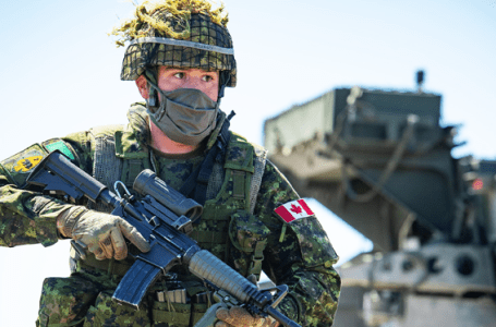 Tutti doppiamente vaccinati: centinaia di soldati canadesi in quarantena a causa di un focolaio durante l’esercitazione