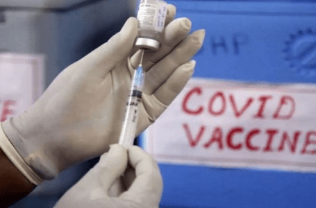 Giovane donna muore in ospedale in India poco dopo aver ricevuto la seconda dose di vaccino covid. Familiari irrompono nell’ospedale e i medici scappano via
