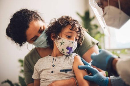 Studio Pfizer: i bambini vaccinati si infettano quasi quanto i bambini non vaccinati. Protezione a lungo termine? Sono solo 4 mesi