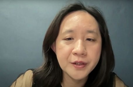 Il governo di Singapore elogia la censura di YouTube nei confronti delle donne che denunciano danni da vaccino