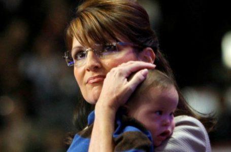 “Dovrete passare sopra il mio cadavere”. Sarah Palin, ex governatrice dell’Alaska batte i pugni contro i vaccini COVID, e avverte: “non toccherete i miei figli”