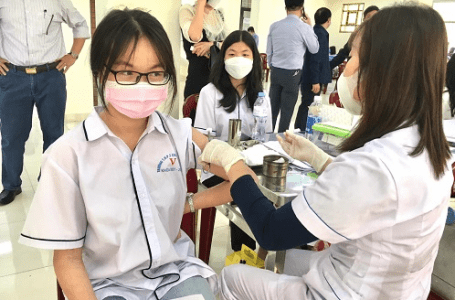 Oltre 120 studenti ricoverati e 17 in gravi condizioni dopo Pfizer. Sospeso lotto in Vietnam. In precedenza quattro lavoratori di una fabbrica di scarpe morti per reazioni avverse a Sinopharm