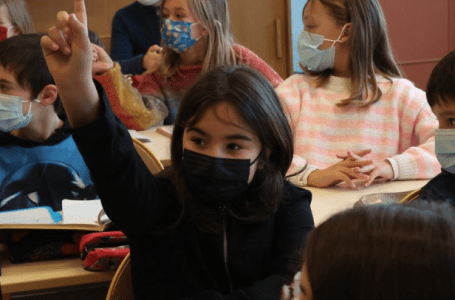 Denuncia sulle mascherine obbligatorie ai bambini. Un’associazione francese ricorre a Strasburgo: “non servono a contenere i contagi e il Governo non pubblica rapporto sui rischi-benefici”