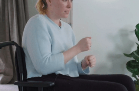 Intervista shock in Nuova Zelanda. La presentatrice Liz Gunn incontra Casey Hodgkinson, 23enne con convulsioni e in sedia a rotelle dopo il vaccino Pfizer