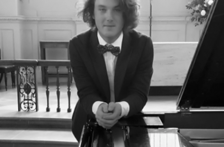 Phillip Leslie, noto pianista concertista inglese di 27 anni, ricoverato per problemi cardiaci e coaguli di sangue il giorno dopo la seconda dose il 10 dicembre