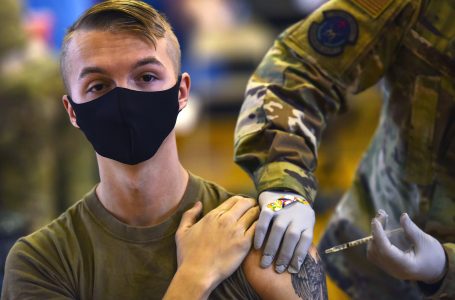 Informatori medici militari: “L’esercito americano si sta ammalando a causa dei vaccini Covid, mai così tanti eventi avversi”.