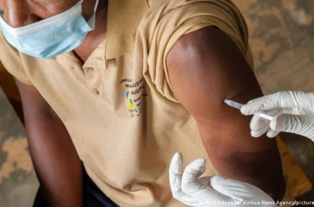 Il Ruanda vaccina forzatamente le persone contro il COVID, i racconti delle vittime