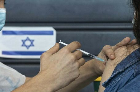 Isteria Israele, niente green pass ma quarta dose di vaccino COVID per gli over 18 anni