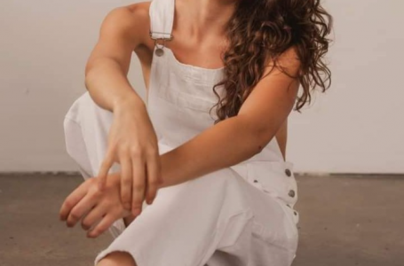 Claire Bridges, modella ventenne doppiamente vaccinata, è ricoverata in terapia intensiva per un infarto e ha subito l’amputazione delle gambe
