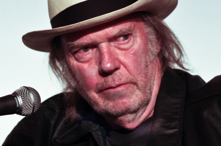 Neil Young paladino di Pfizer. Ma è disinteressato? Metà del suo catalogo è di proprietà di un fondo di investimento legato a BlackStone.