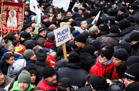 I bulgari prendono d’assalto il parlamento per protestare contro il Green Pass