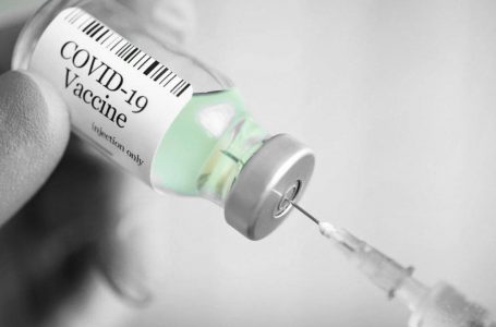 Compagnia di assicurazione sulla vita nega il risarcimento a un uomo morto per il vaccino Covid-19, è “suicidio”