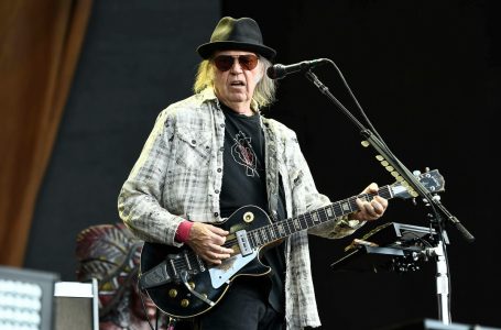 Neil Young chiede a Spotify di rimuovere la sua musica per “false informazioni sui vaccini”