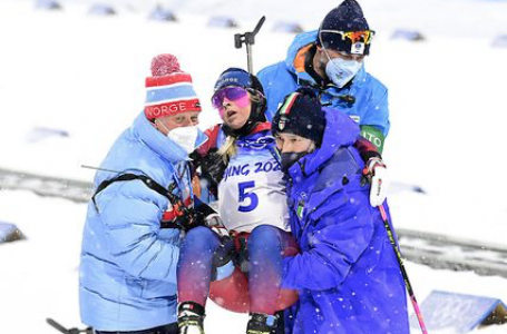 Momenti drammatici alle Olimpiadi di Pechino. La tre volte campionessa del mondo di biathlon Ingrid Tandrevold crolla a terra in vista del traguardo per un improvviso problema cardiaco