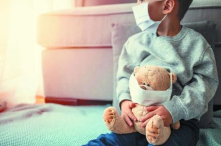 Ospedali di tre paesi rifiutano di curare un bambino di 3 anni con grave patologia cardiaca, perché i genitori non erano vaccinati