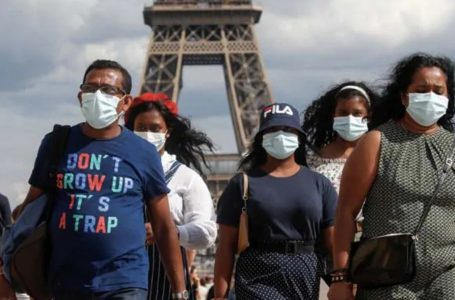 La Francia allenta le restrizioni Covid, incluso l’uso della mascherina all’aperto