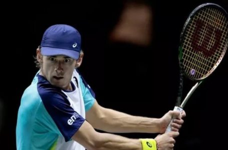 La star del tennis australiano Alex de Minaur “indagato” per essere in possesso di un falso Passaporto Covid