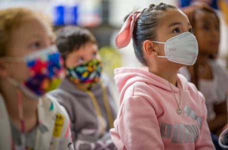 Il CDC rimuove l’obbligo di mascherina per il 70% del paese, anche all’interno delle scuole