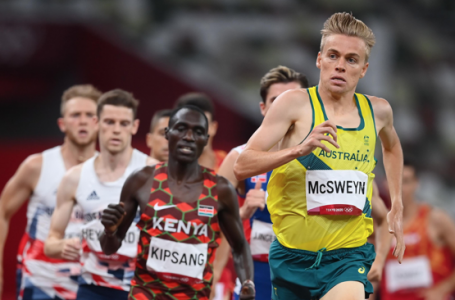 L’atleta olimpico Stewart McSweyn si sente male durante la gara di 5000 metri a Melbourne. Gli esami mostrano una pericardite dopo la terza dose, ricevuta per partecipare ai mondiali indoor la prossima settimana