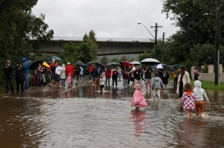 Australia, terribile alluvione ma ai volontari non vaccinati è VIETATO aiutare. VIDEO