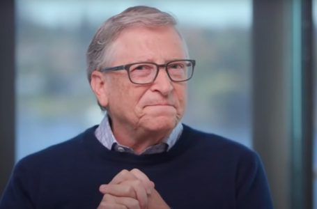 Guardate Bill Gates come si dimena quando gli viene chiesto della sua relazione con Jeffrey Epstein. VIDEO
