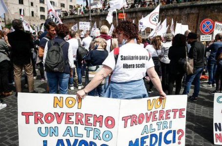Rimini, 60 medici scrivono una lettera di protesta all’Ordine contro i vaccini Covid. Chiedono trasparenza