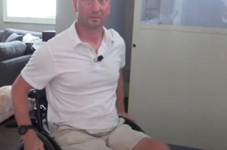 La testimonianza-video di Julian, paralizzato dal vaccino Pfizer e abbandonato dallo Stato