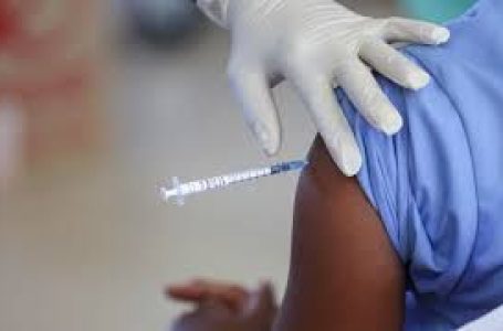 Il Sudafrica riporta il primo decesso collegato in modo causale al vaccino COVID