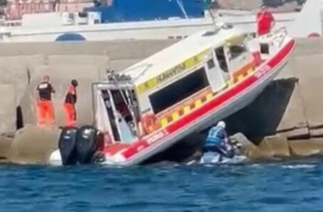 Panico al porto di Salerno, conducente di un mezzo di soccorso colto da malore si schianta contro il molo