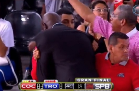 Un altro malore improvviso in diretta. Si sente male la leggenda dell’NBA durante il match. Il telecronista: “dategli ossigeno!”- il VIDEO