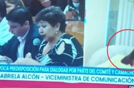 Malore improvviso per Il viceministro Alcón che sviene durante un’intervista al canale di Stato – VIDEO