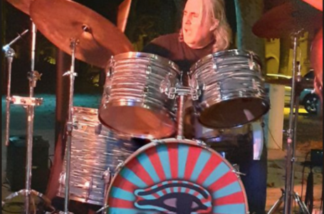 Il batterista degli Smashing Burritos muore per malore improvviso durante il concerto