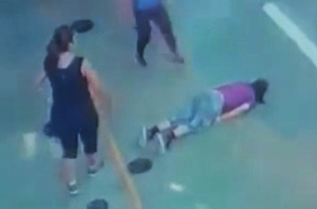 Un VIDEO drammatico – ragazza 28enne muore per malore improvviso mentre fa squat in palestra